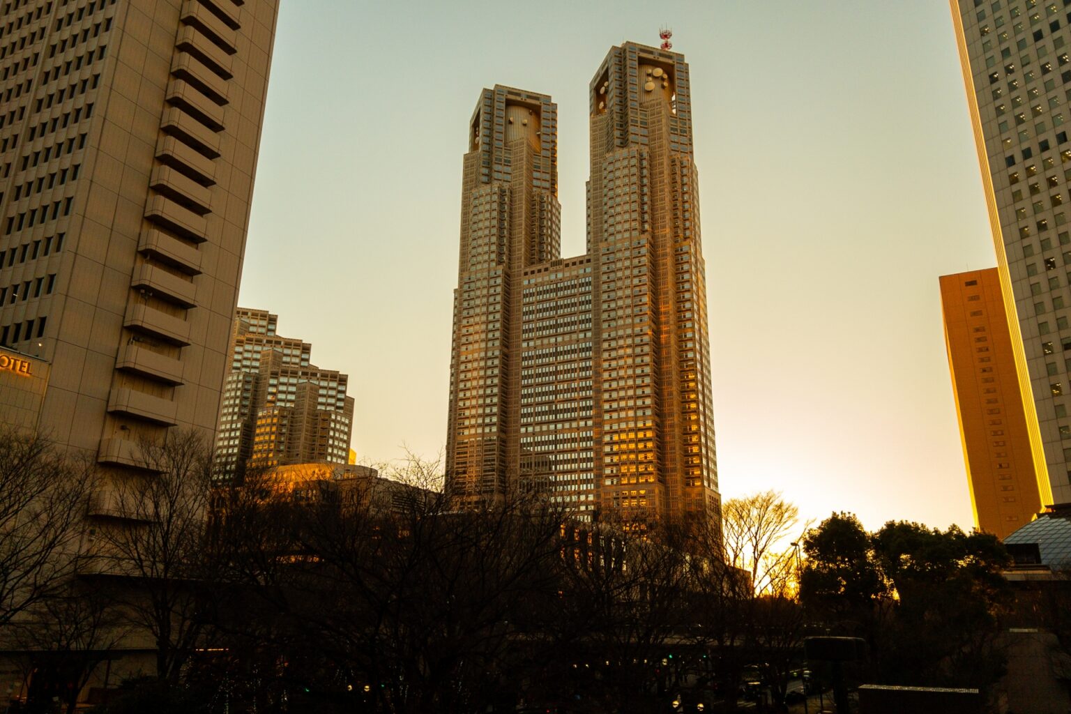 就職先としての特別区と東京都(都庁)の比較【仕事内容・転勤・給与・WLB】 公務員情報館『YAMA』